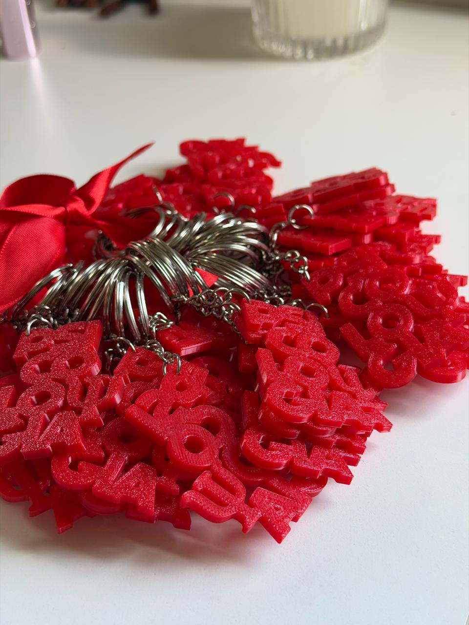 Chaveiros personalizados vermelhos produzidos em impressão 3D para eventos